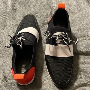 Brash black/gray reddish orange sneaker
